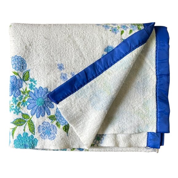 Vintage Satin Lined White Blanket Blue Floral 76x82 Canada Acrylic/Poly Cabin - Picture 1 of 5